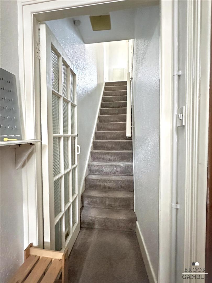 1 Bedroom Apartment - Conversion. Parsonage Road in Eastbourne,  6